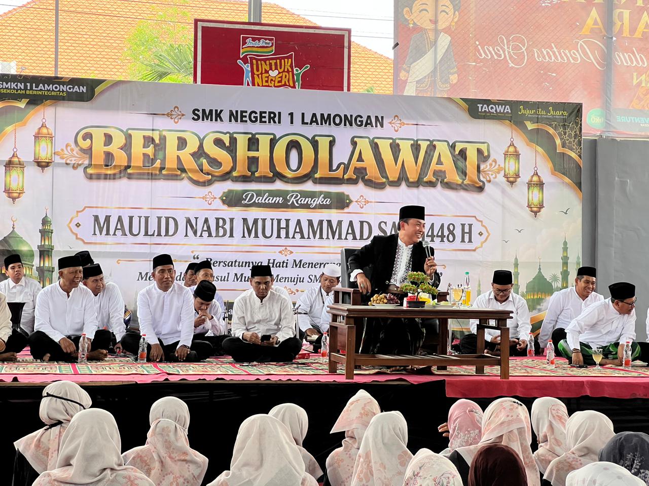 Lantunan Sholawat Gaungkan Peringatan Maulid Nabi Muhammad SAW 1448 H di SMKN 1 Lamongan Bersama Dr. KH. Ahmad Darmawan, M.Hi.