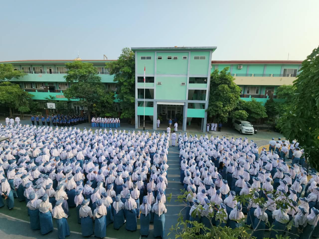 Khidmat dan Penuh Semangat, SMKN 1 Lamongan Gelar Upacara Peringatan HUT Provinsi Jawa Timur ke-81